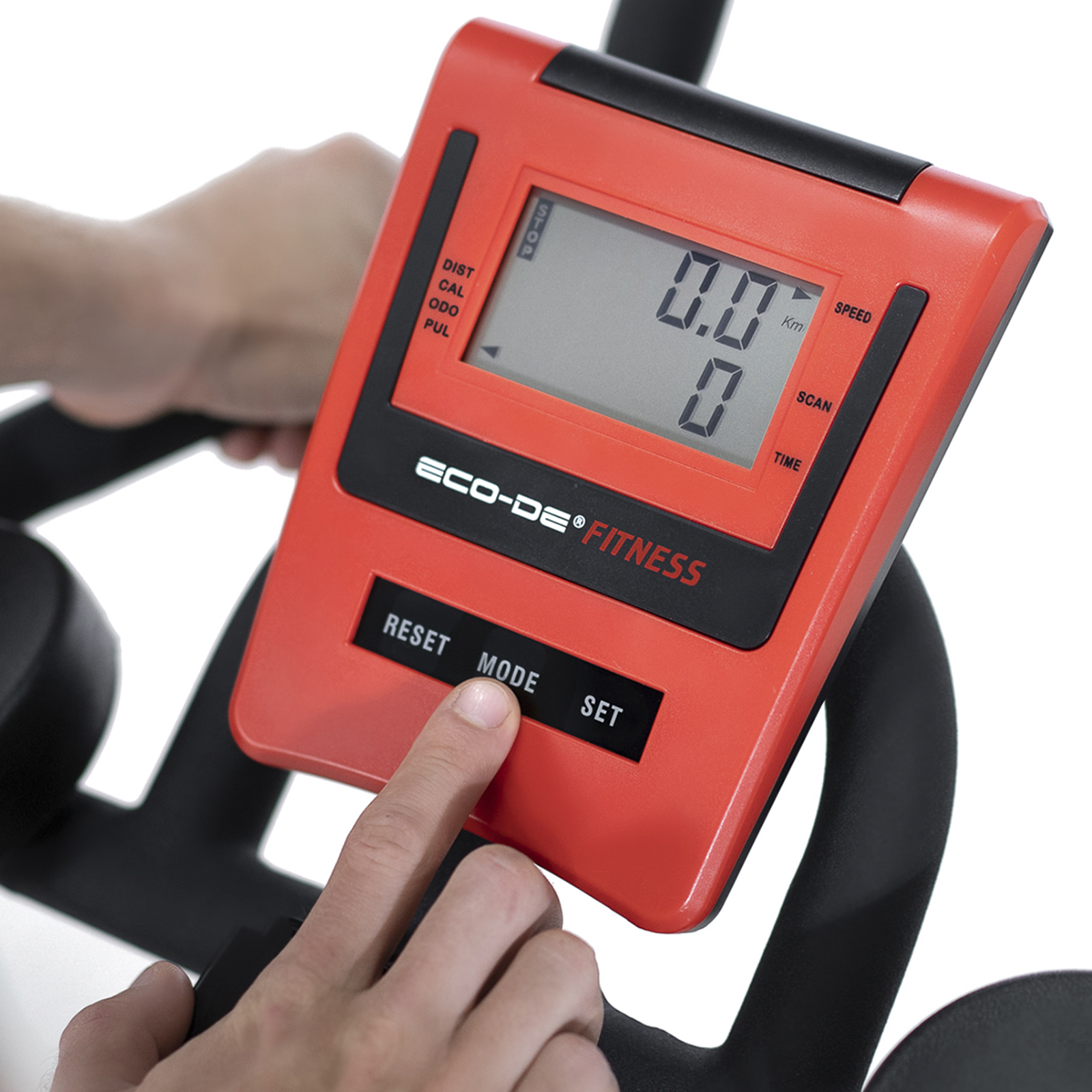 Mano presiona el botón de modo en pantalla roja de máquina fitness, fondo blanco.