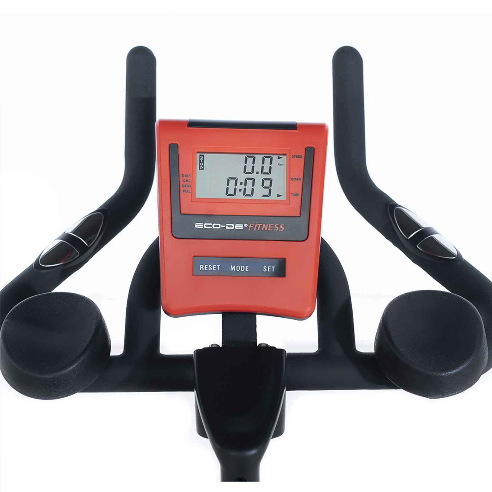 Primer plano de la consola de una bicicleta estática, que muestra la velocidad y el tiempo en una pantalla naranja.