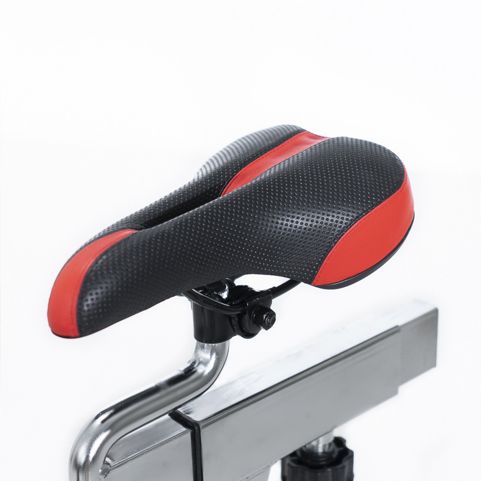 Un sillín de bicicleta negro y rojo sobre un marco de metal plateado, sobre fondo blanco.