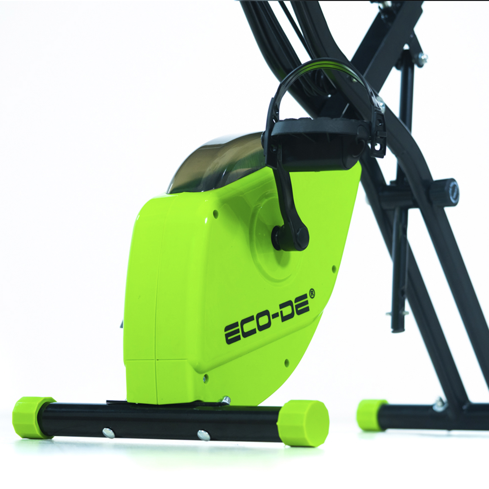 Una bicicleta estática verde, primer plano del área del pedal. La marca es ECO-DE.