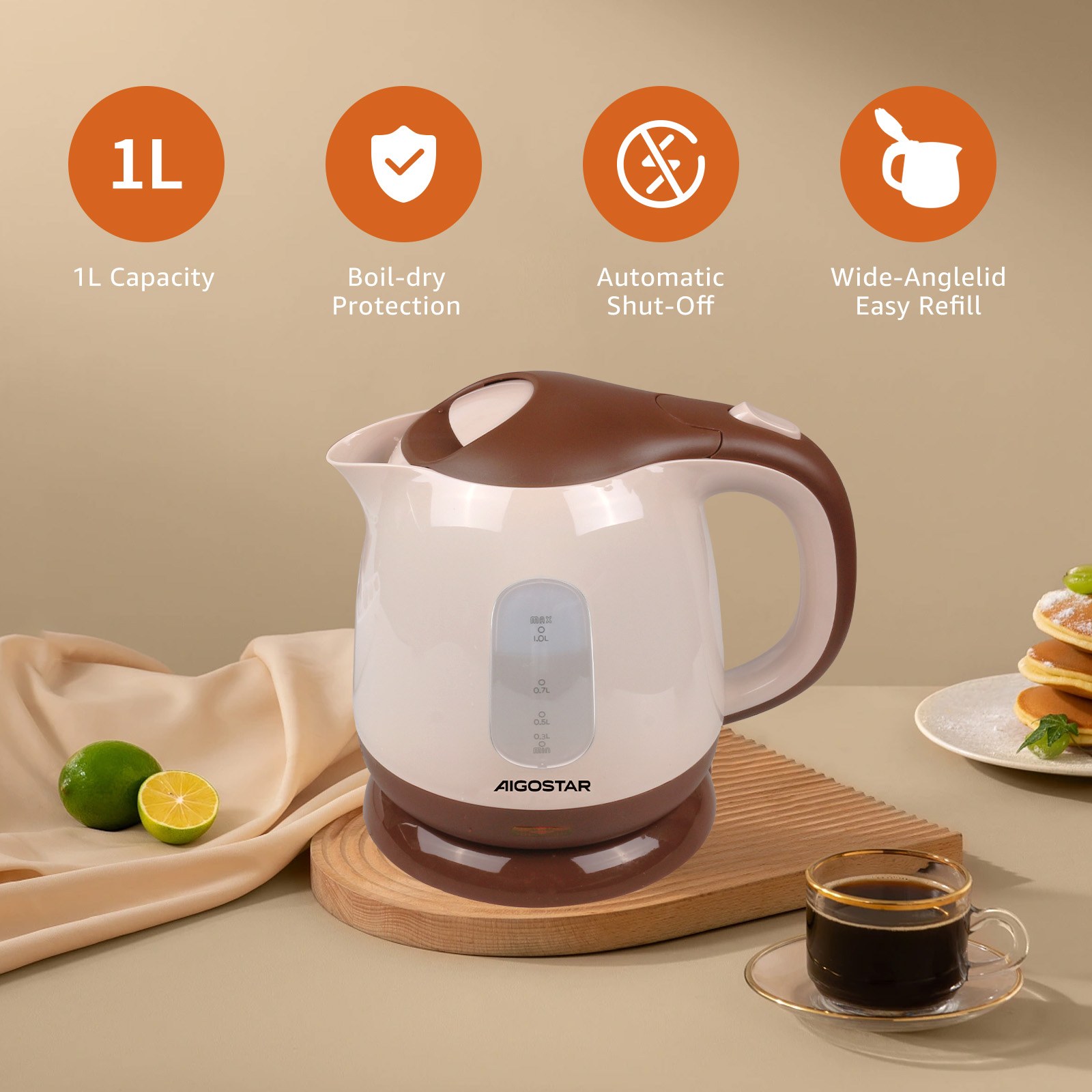 Un hervidor eléctrico blanco y marrón con características y una taza de café.