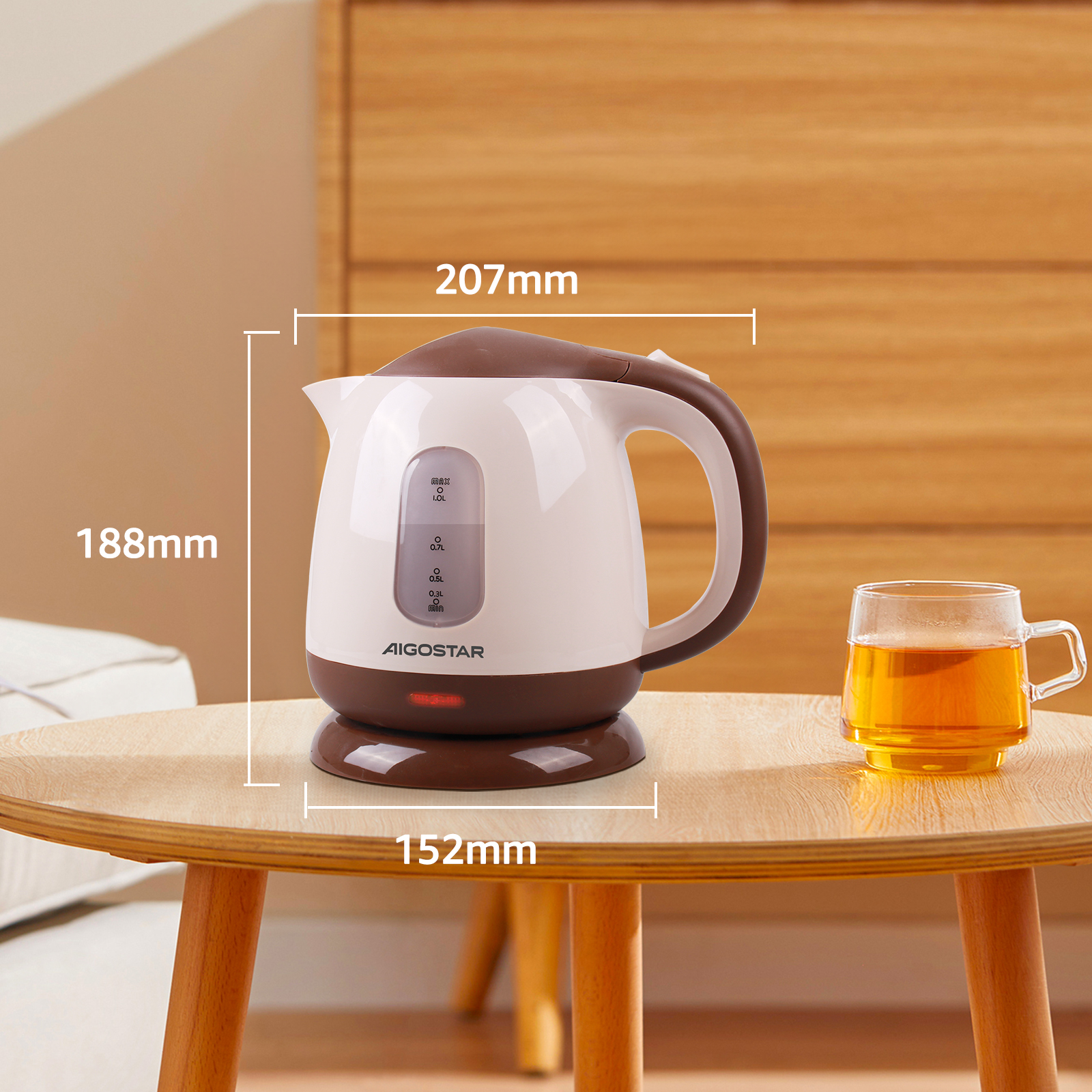 Una tetera eléctrica blanca y marrón sobre una mesa de madera. Un vaso de té está al lado.