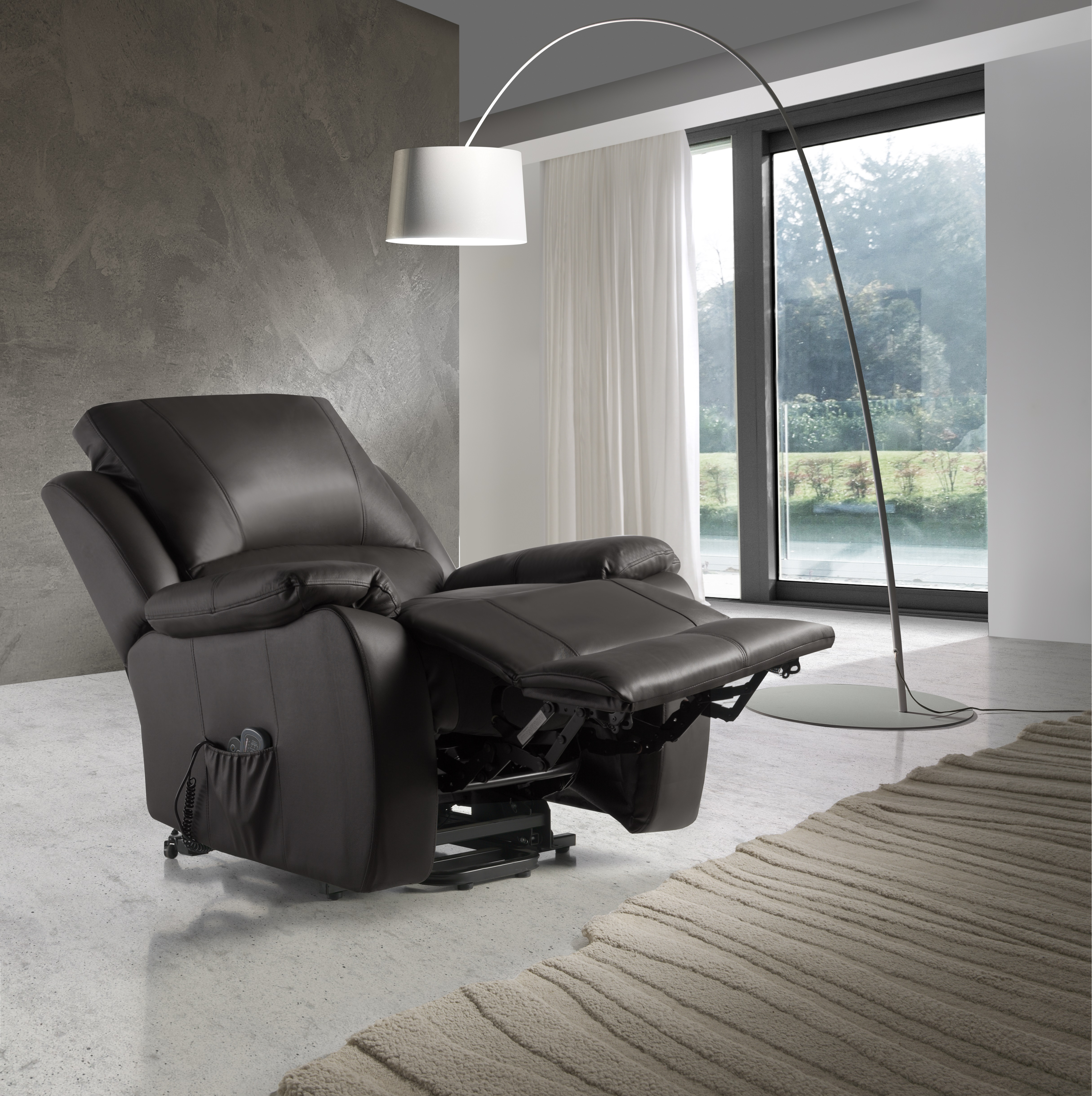 Sillón reclinable de cuero marrón con lámpara. La silla está en una habitación con alfombra y ventana.