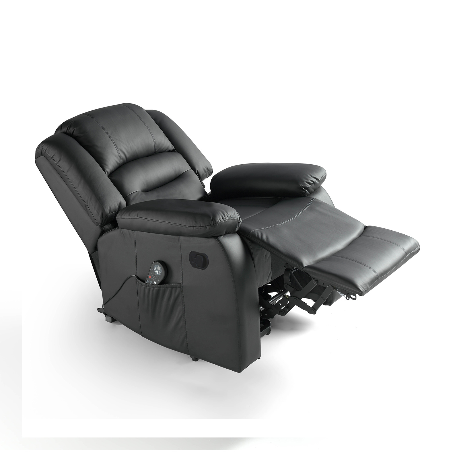 Sillón reclinable de cuero negro con mando. La silla está reclinada. Fondo blanco.