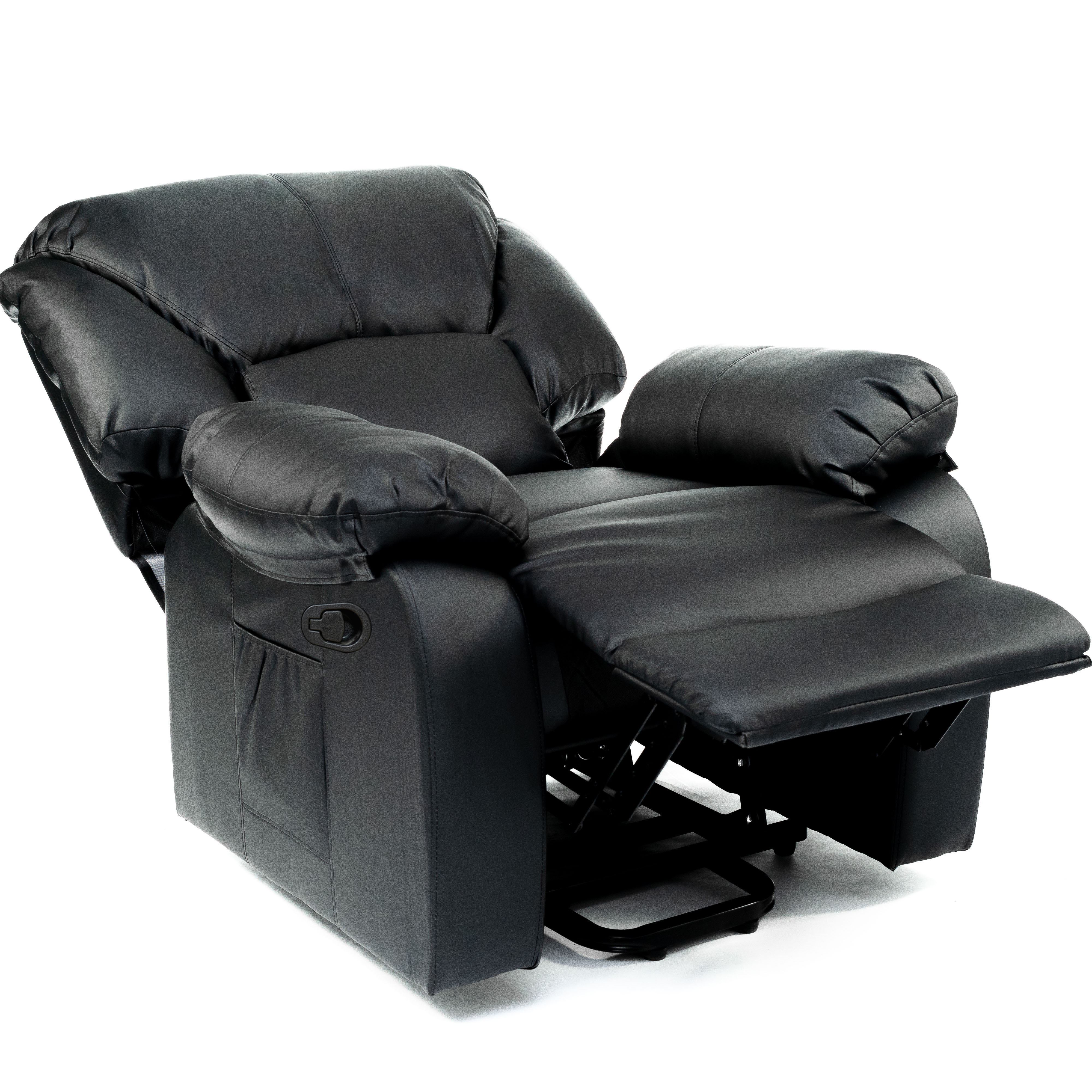Sillón reclinable de cuero negro con reposapiés extendido. La silla está sobre un fondo blanco.