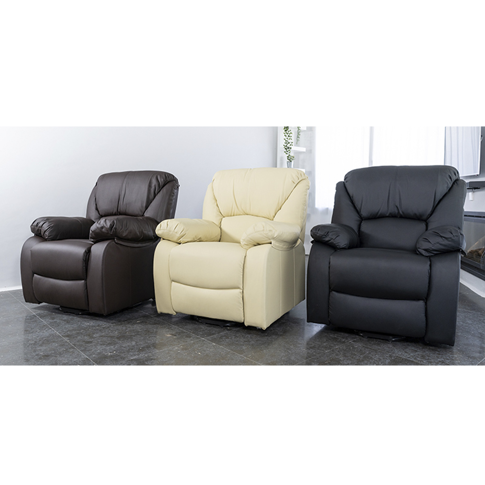 Tres sillones reclinables de cuero. Marrón, crema y negro. Lado a lado en suelo.
