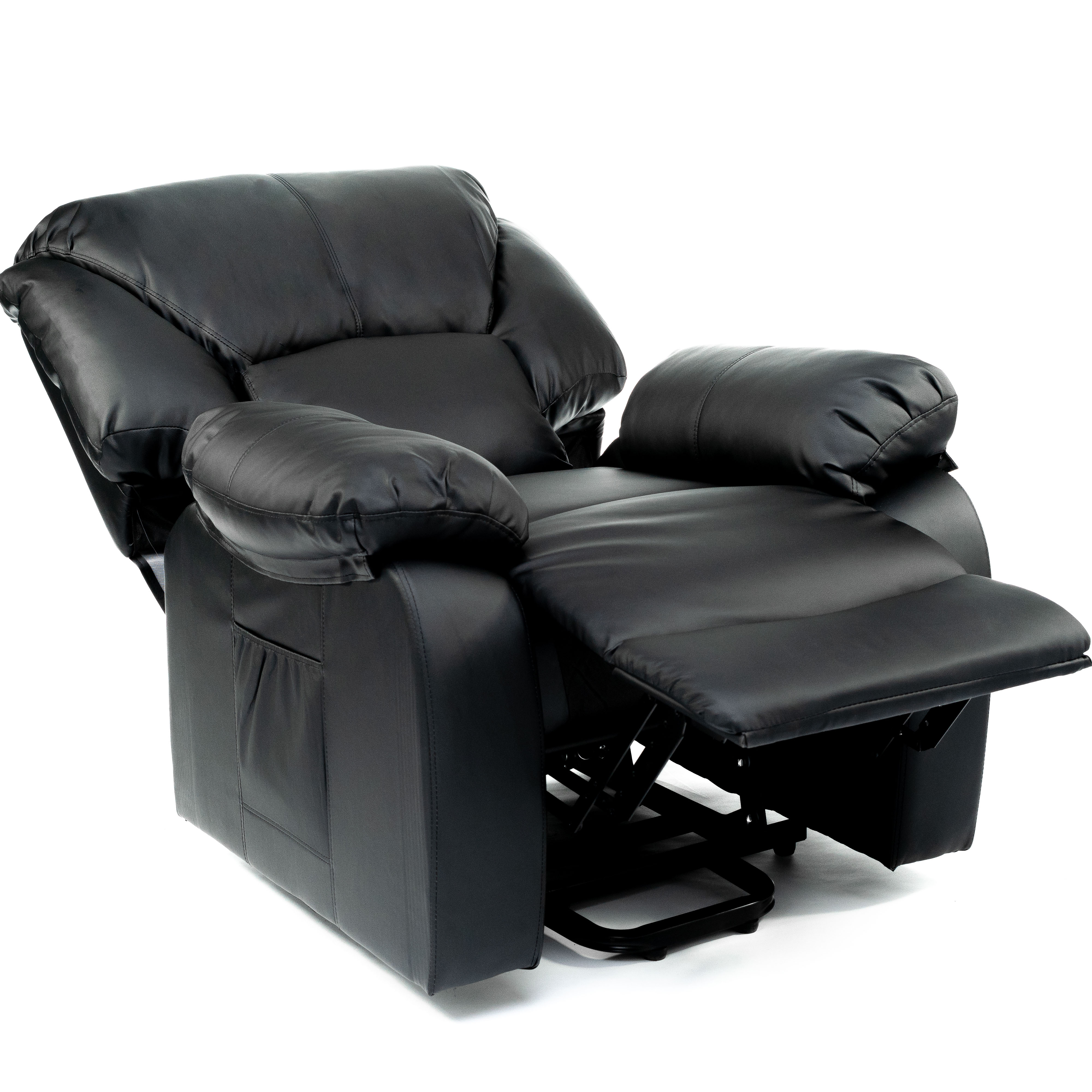 Una silla reclinable de cuero negro. La silla está reclinada con el reposapiés extendido.
