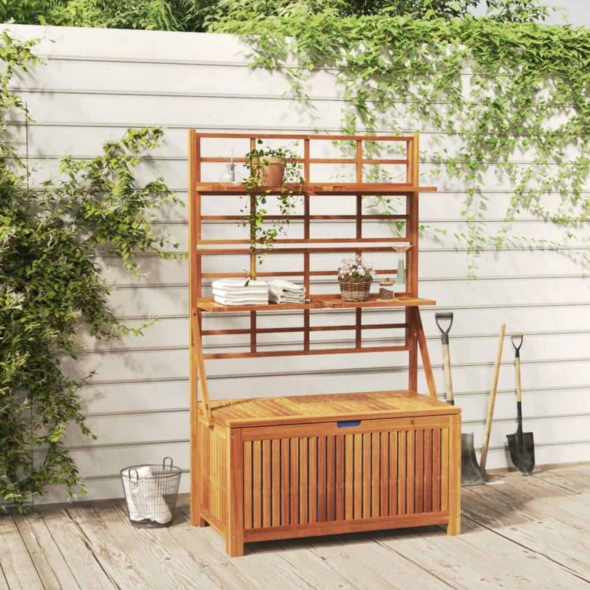 Holz-Gartenaufbewahrungseinheit mit Regalen, Pflanzen und Werkzeugen. Weißer Hintergrund mit Grün.