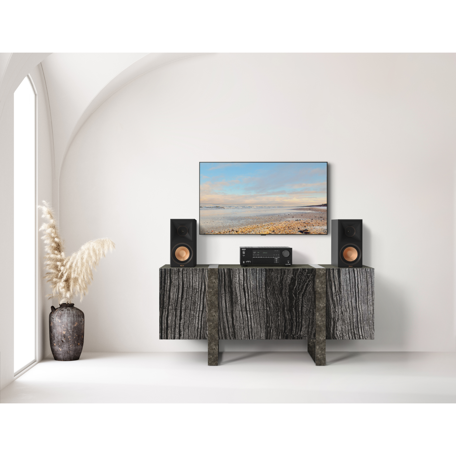 Ustawienie salonu: telewizor na drewnianej szafce z głośnikami. Biała ściana i duże okno.