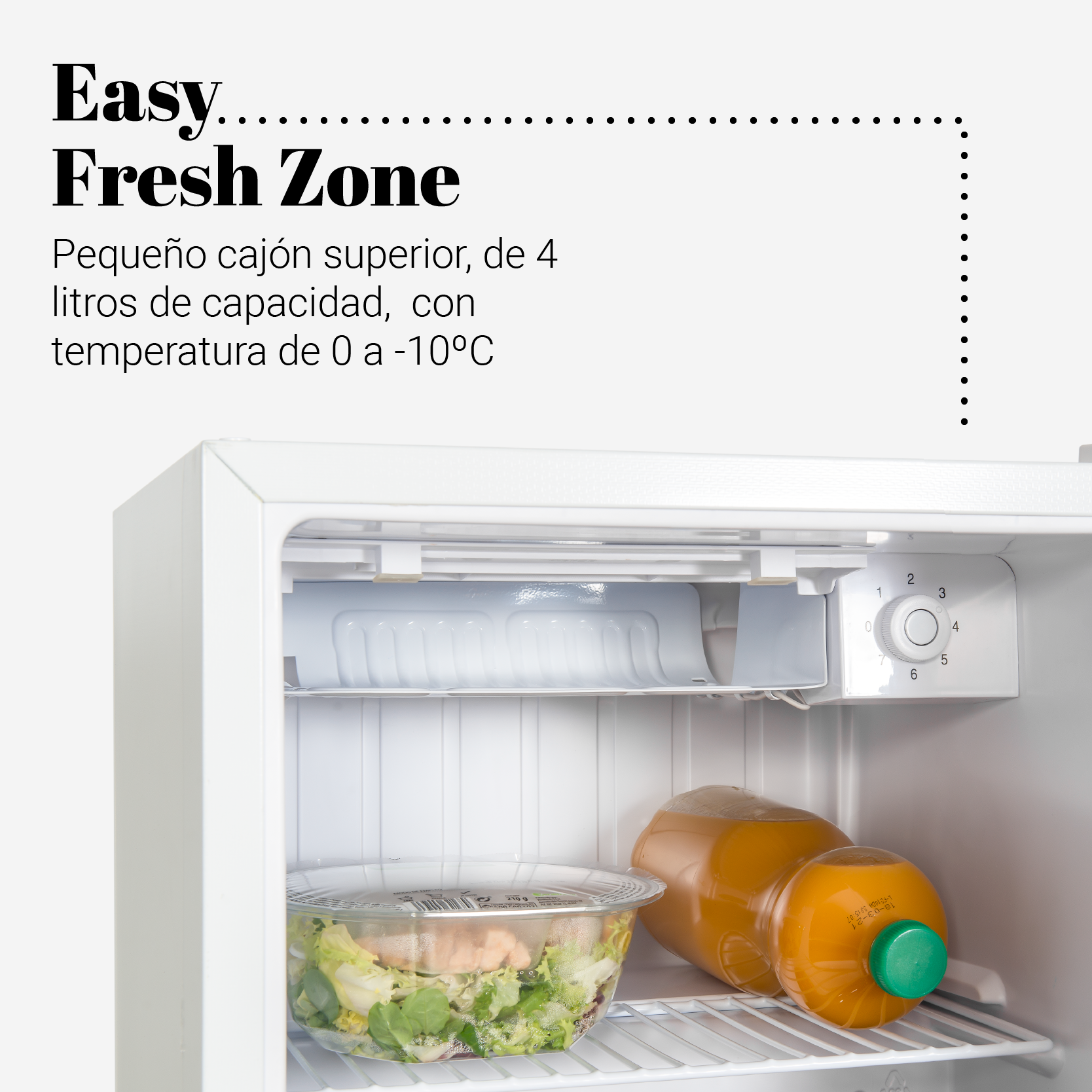 Interior de refrigerador con ensalada, botellas de jugo de naranja y texto.
