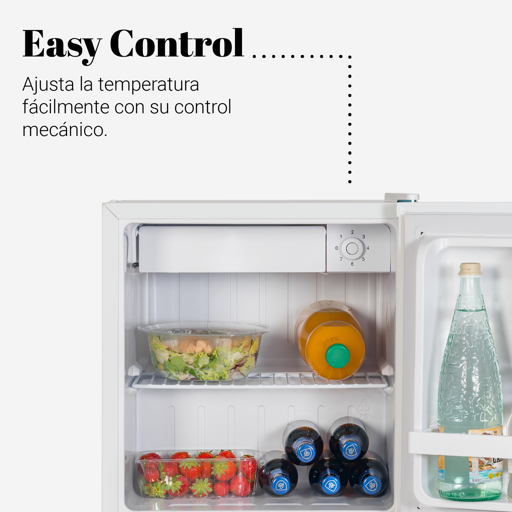 Mini-nevera blanca abierta con comida dentro. Incluye ensalada, jugo, fresas y botellas de agua.
