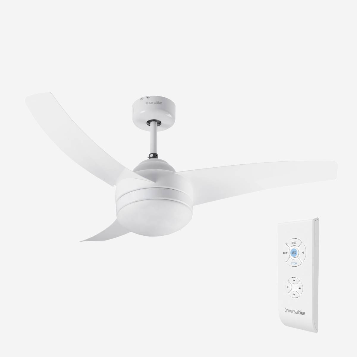 Ventilatore da soffitto bianco con telecomando. Sfondo bianco.