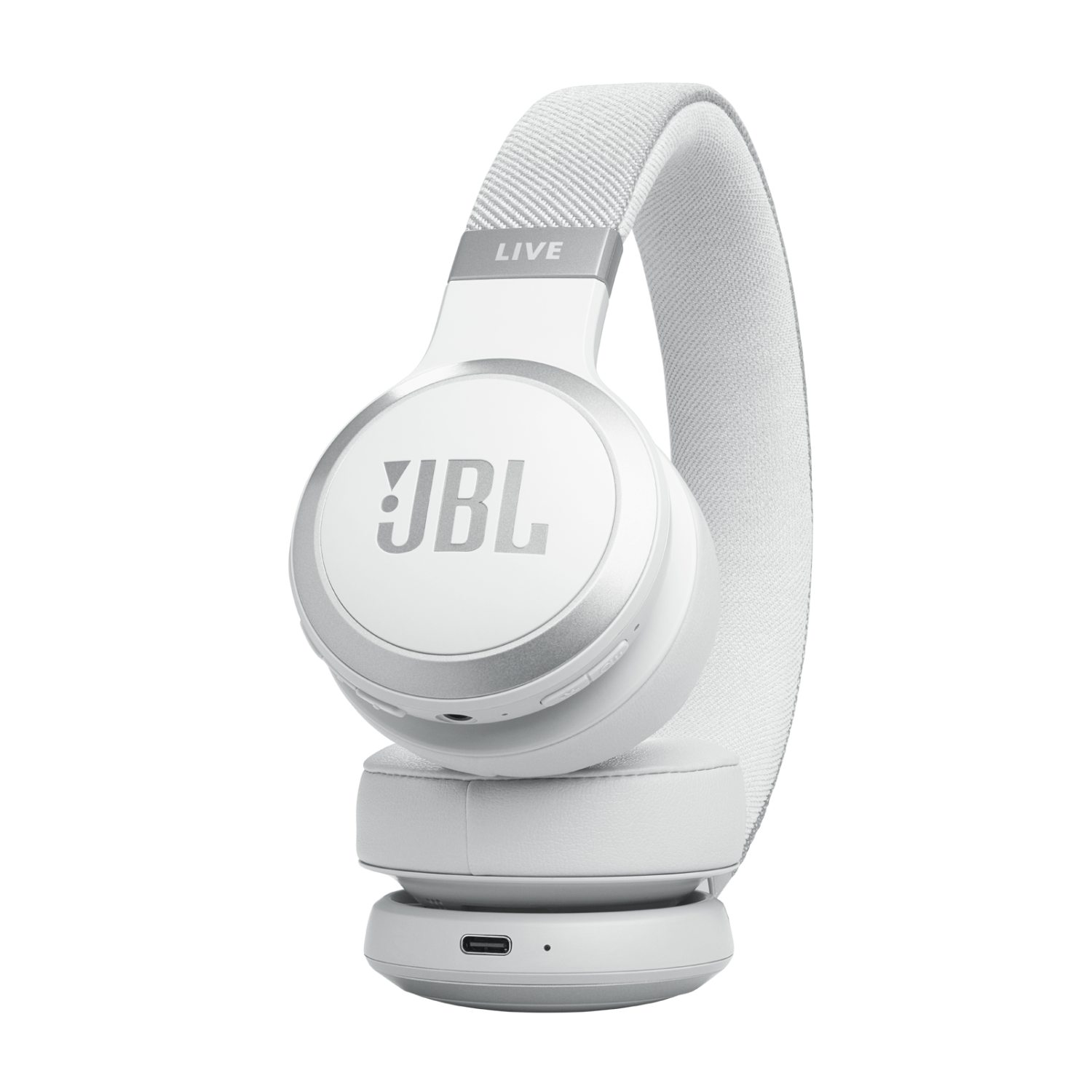 Kulaklık kabında logo bulunan beyaz JBL kulaklık. Kafa bandı beyaz kumaştır. Siyah arka plan.