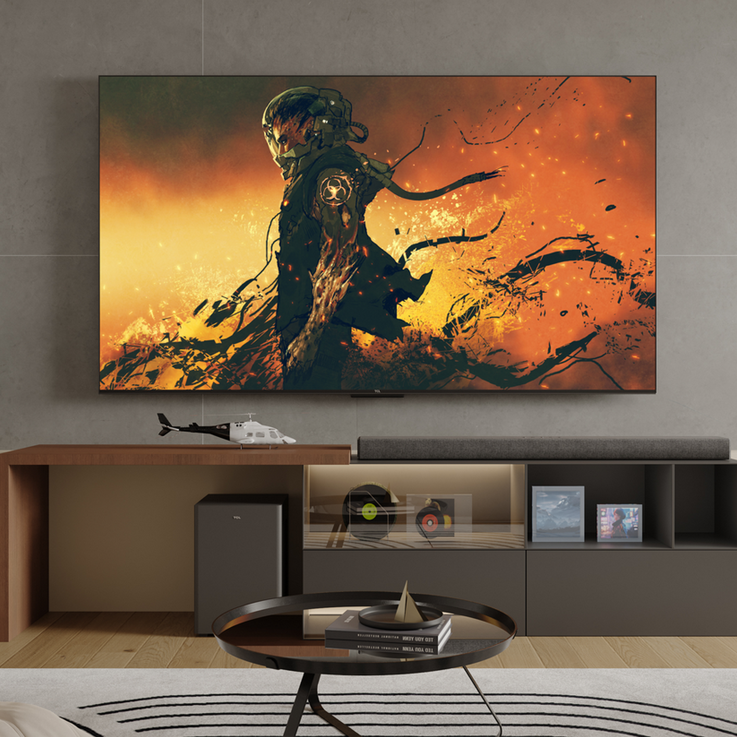Un televisor muestra una imagen ardiente. Debajo, una mesa con modelos y decoración. Pared gris como fondo.