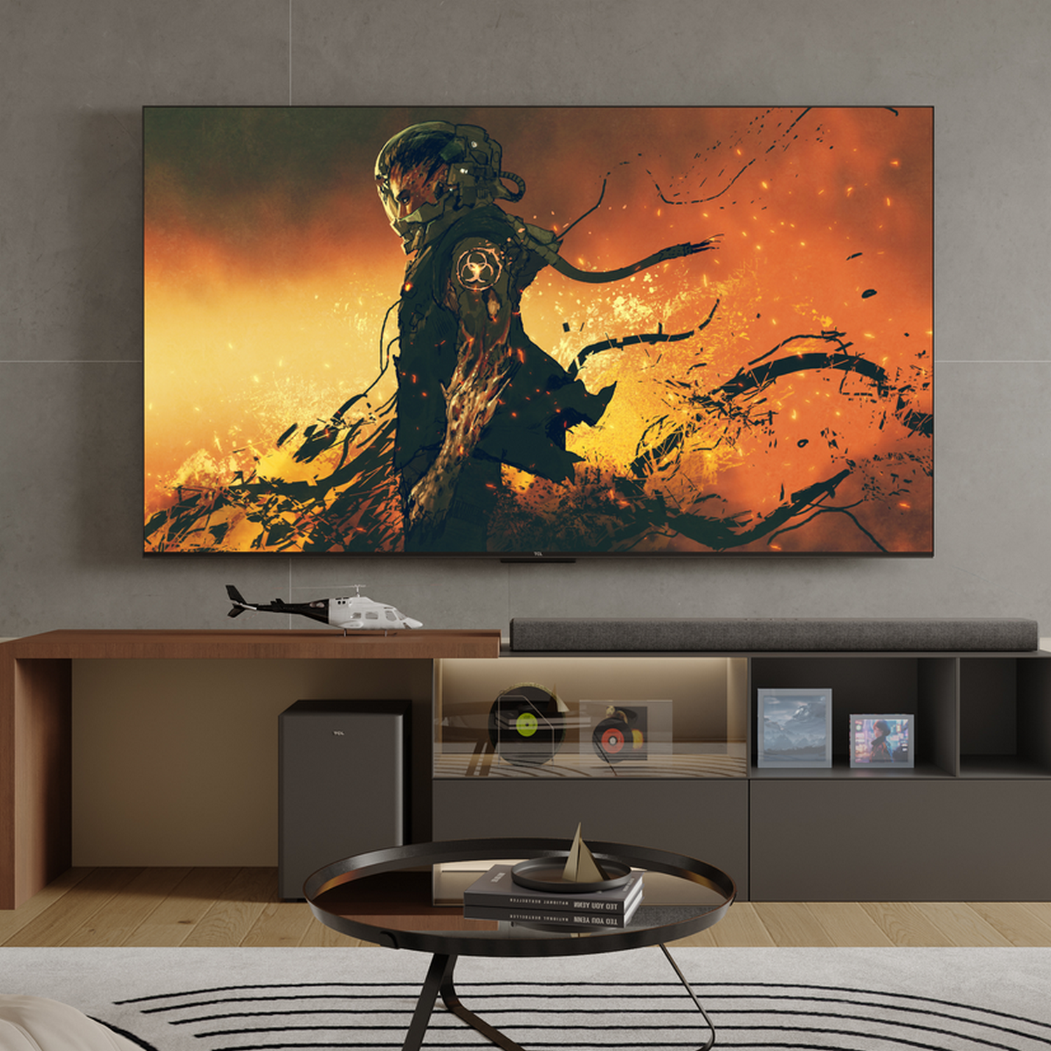 Duży telewizor wyświetla płomienny obraz. Poniżej konsola ze sztuką i modelem helikoptera.