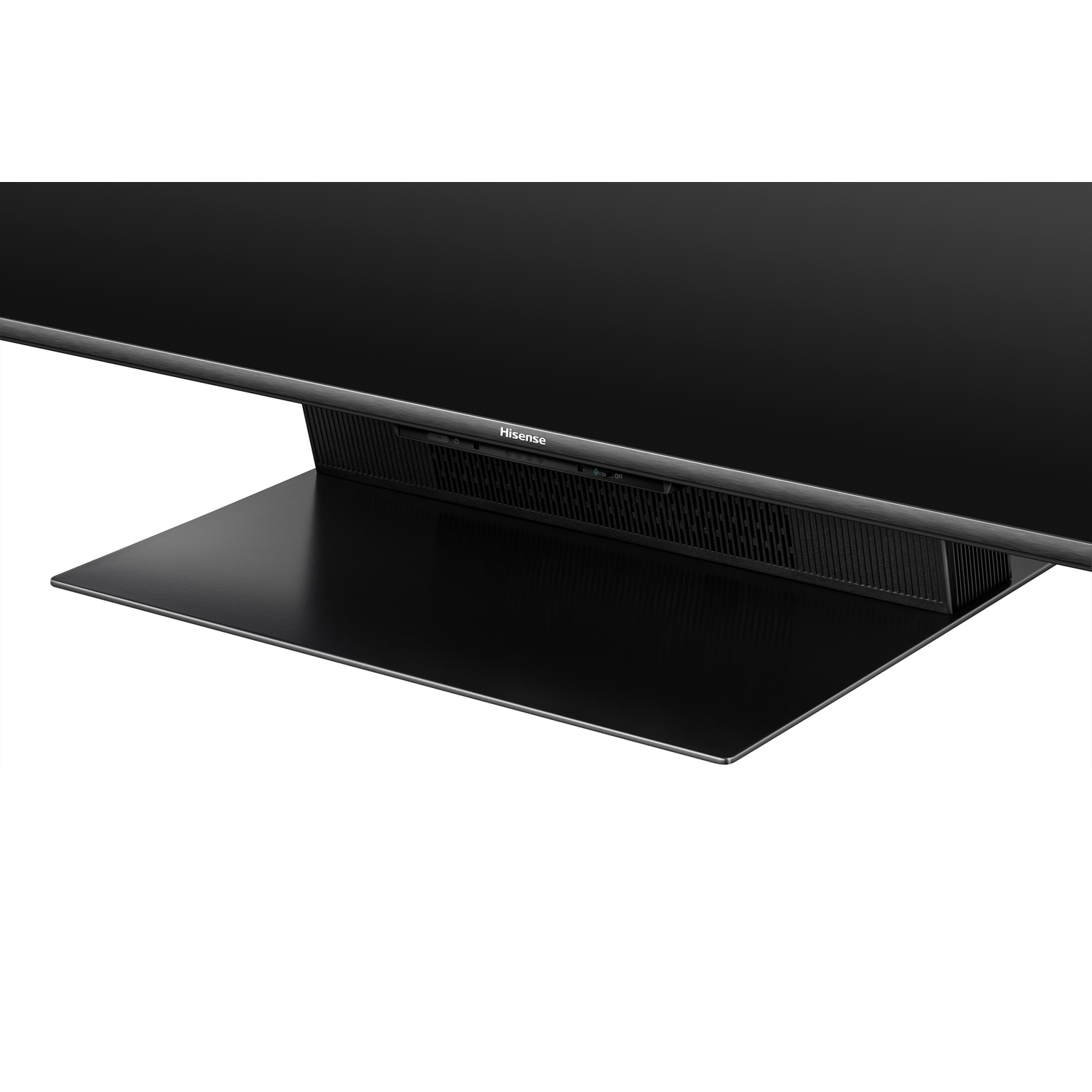 Ein schwarzer Hisense TV-Sockel. Der Fernseher ist nicht vollständig sichtbar. Der Hintergrund ist weiß.