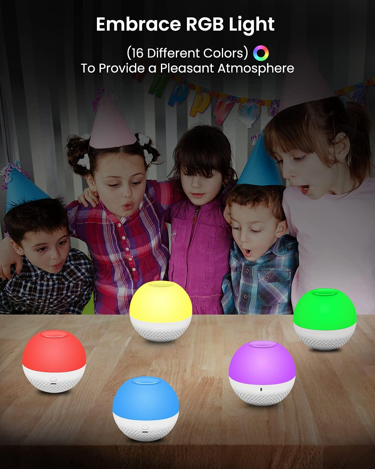 Kinder mit farbigen Lampen. Lampen sind rot, blau, gelb, lila und grün. Holztisch.