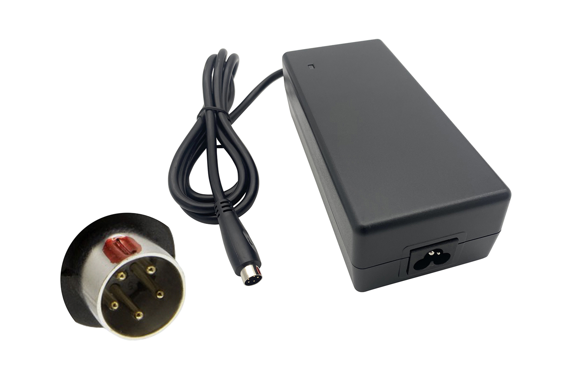 Schwarzes Netzteil mit Kabel und Stecker mit Stiften auf weißem Hintergrund.