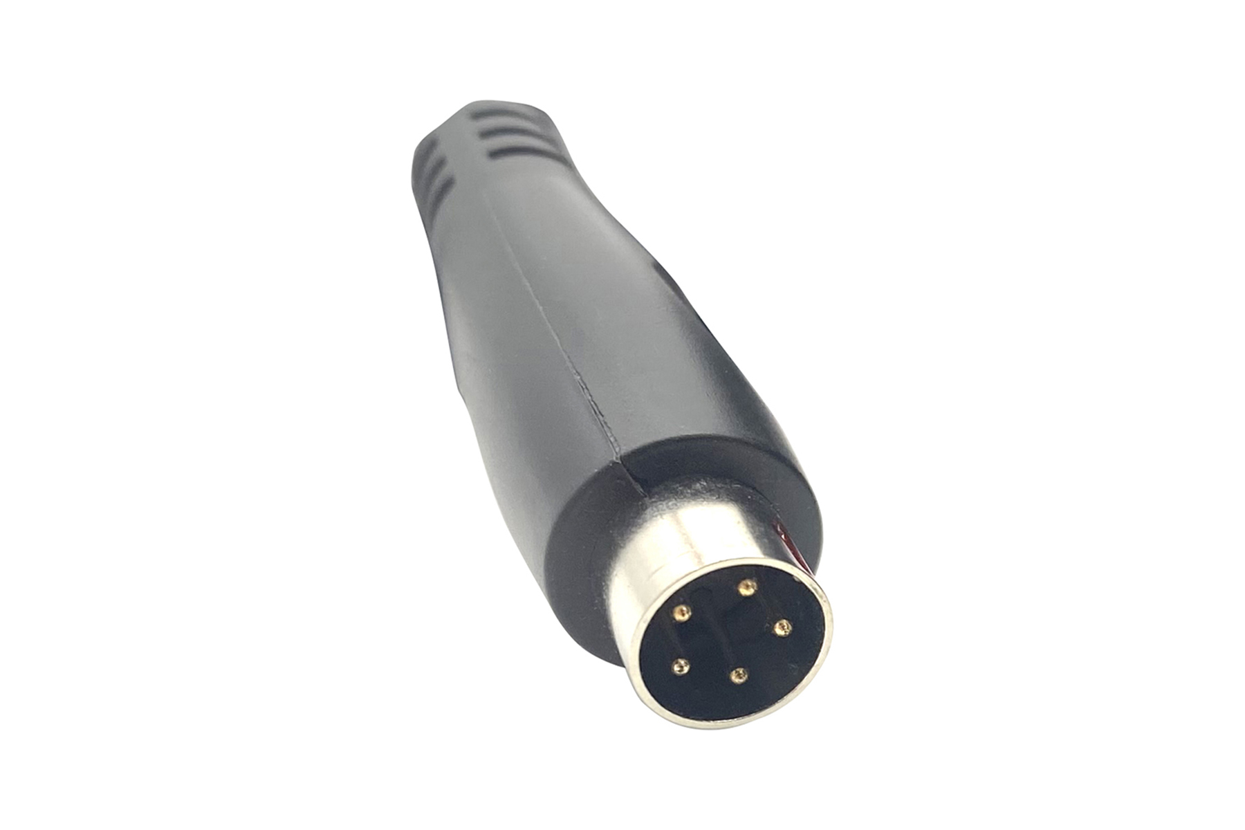 Schwarzer Stecker mit Pins. Weißer Hintergrund.