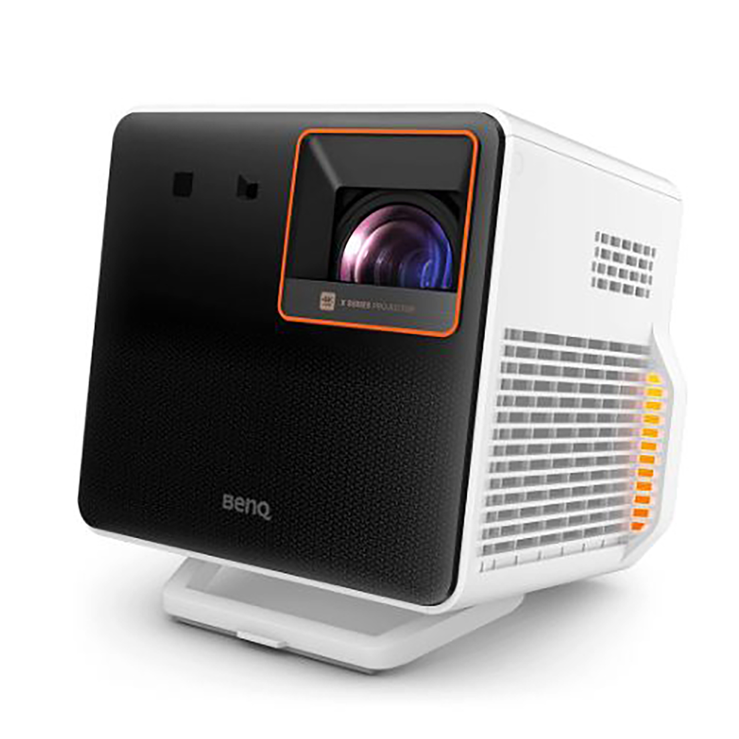 Un proiettore BenQ bianco e nero con lente con cornice arancione, su un supporto bianco. Il lato ha uno sfiato.