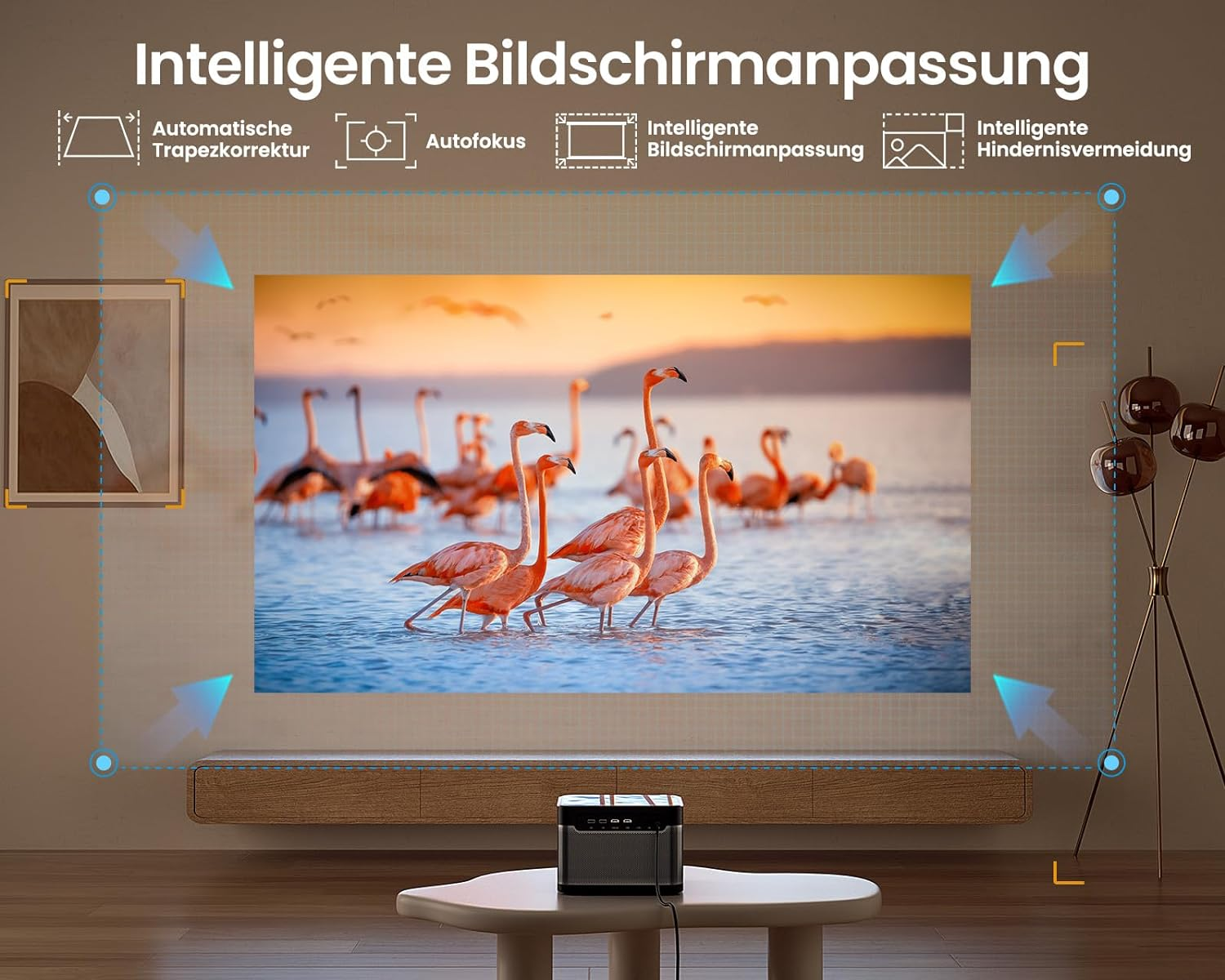 Projektor, der Flamingos auf die Wand projiziert. Text um den Projektor 'Intelligente Bildschirmanpassung'.