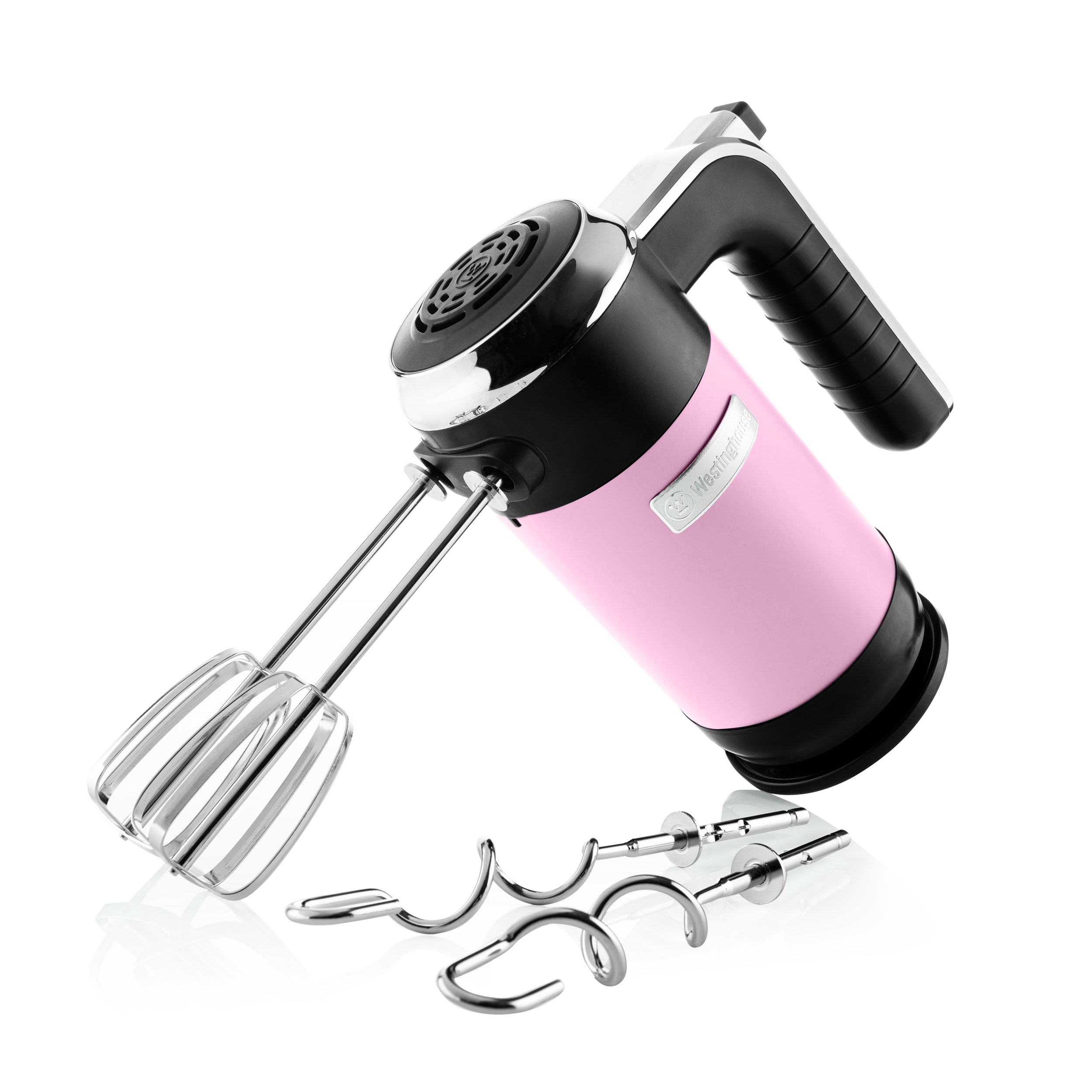 Ein rosa Handmixer mit drei Aufsätzen auf weißem Untergrund.
