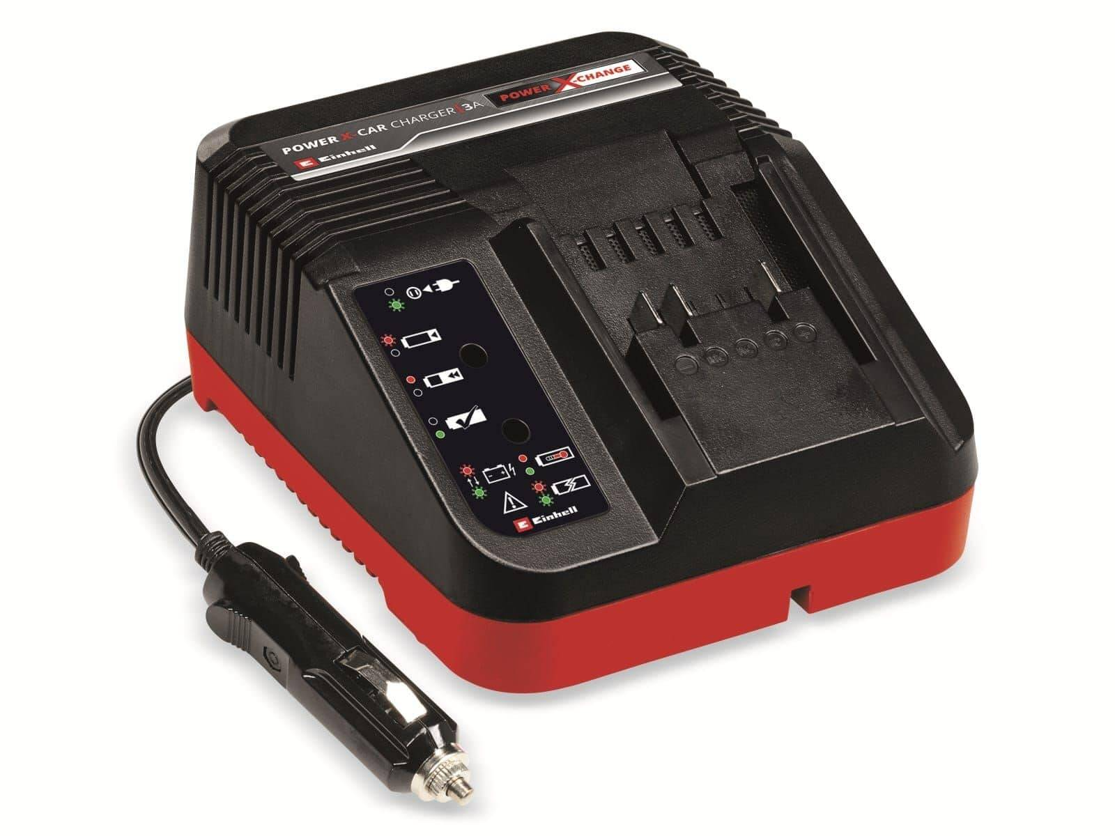 Schwarzes und rotes Autoladegerät mit schwarzem Kabel und Stecker. Ladeanzeigen sind an.