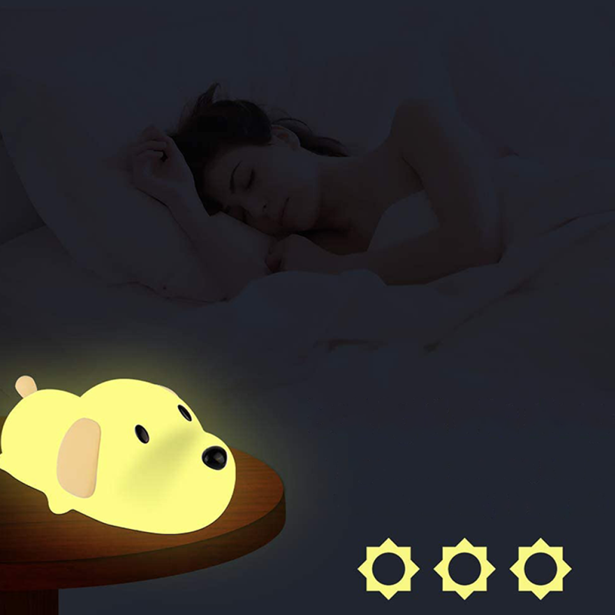 Eine Frau schläft im Bett. Ein gelbes, hundeförmiges Nachtlicht leuchtet auf einem Tisch.