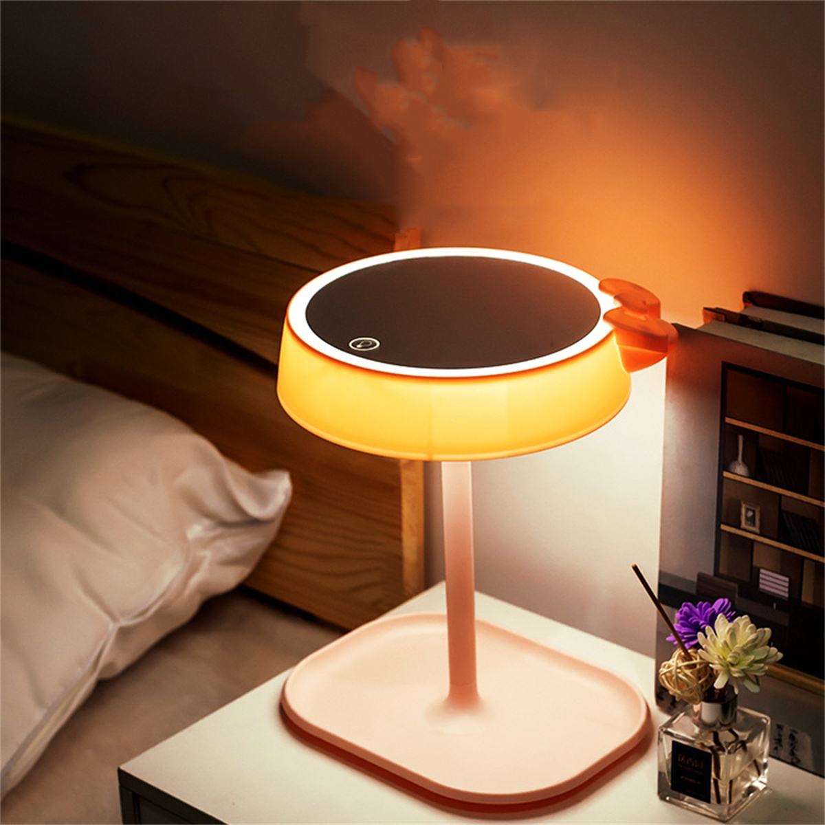 Moderne Lampe mit rundem Licht, kleinem Tablett und rosa Sockel. Auf einer weißen Oberfläche platziert.