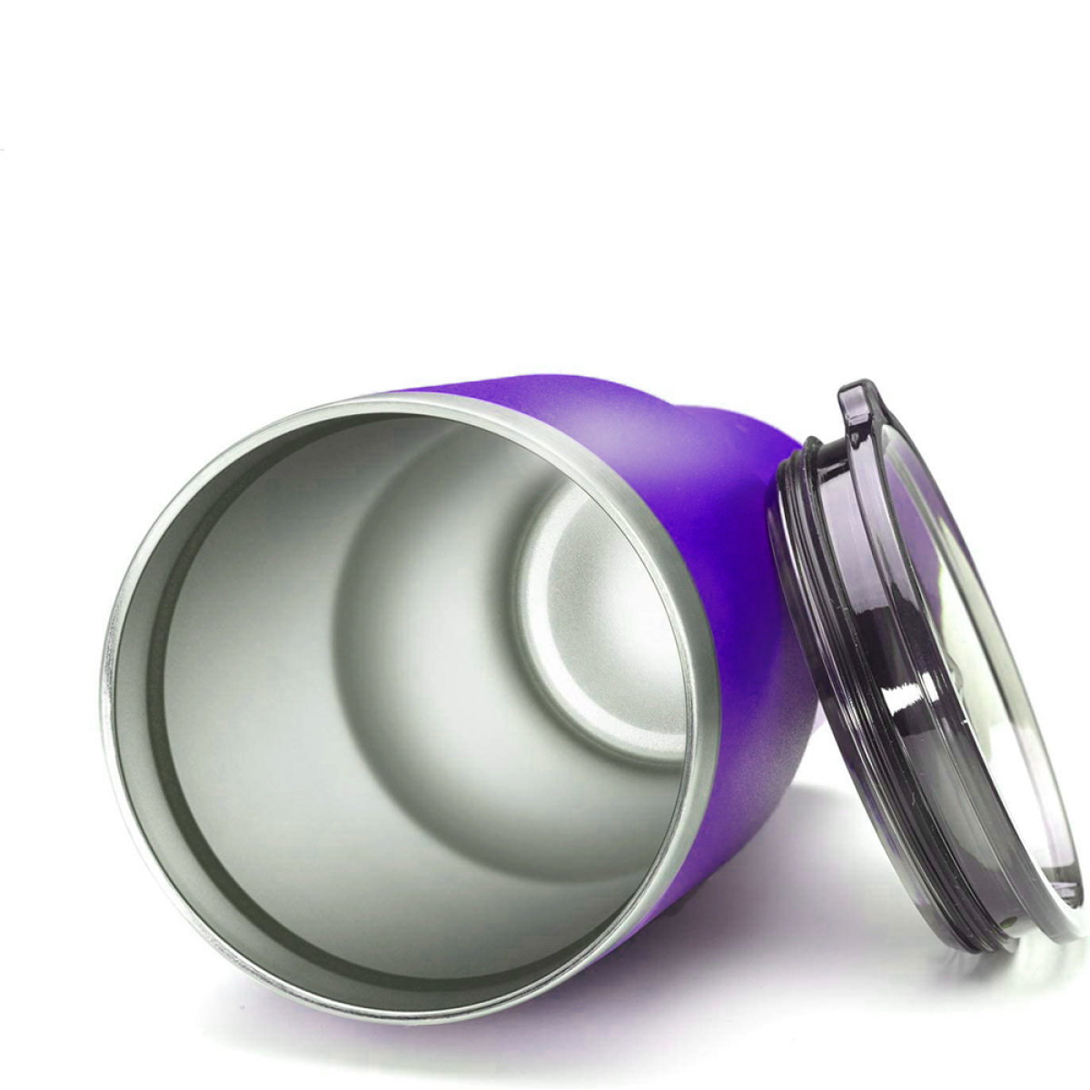 Lila isolierter Becher. Lila Becher mit schwarzem Deckel, isoliert auf weißem Hintergrund.