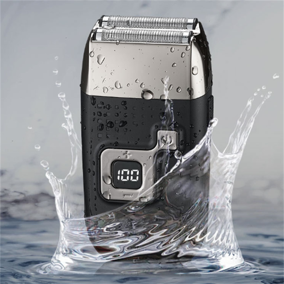 Ein schwarzer und silberner Elektrorasierer mit Wasserspritzern. Das Display zeigt 100 an.