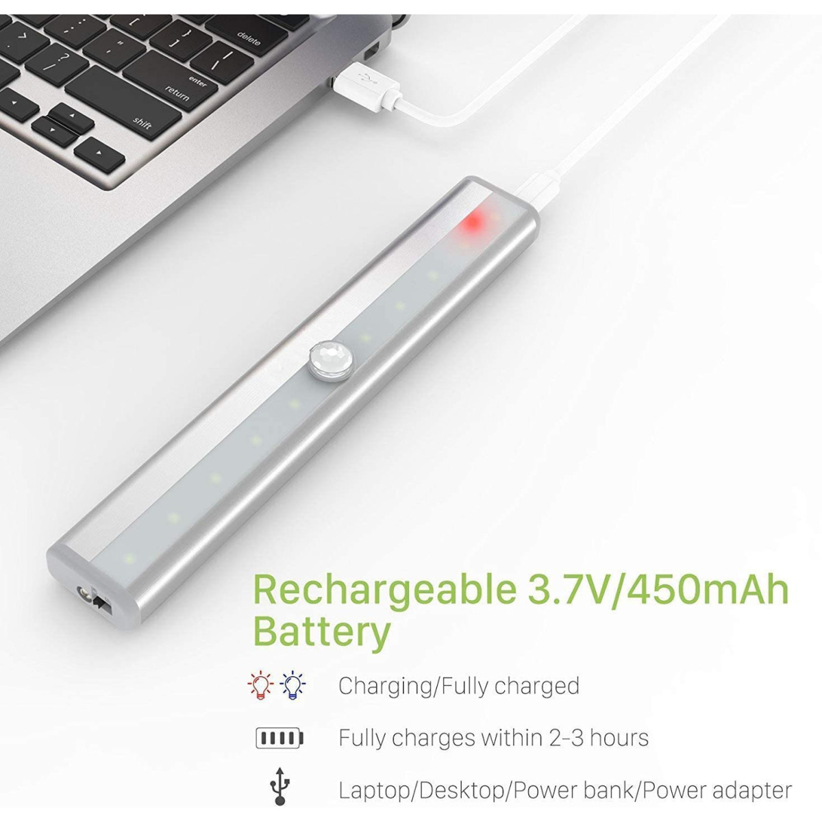 Silberne, rechteckige, wiederaufladbare LED-Leuchte neben einem Laptop mit Lade- und Batterieinfo.