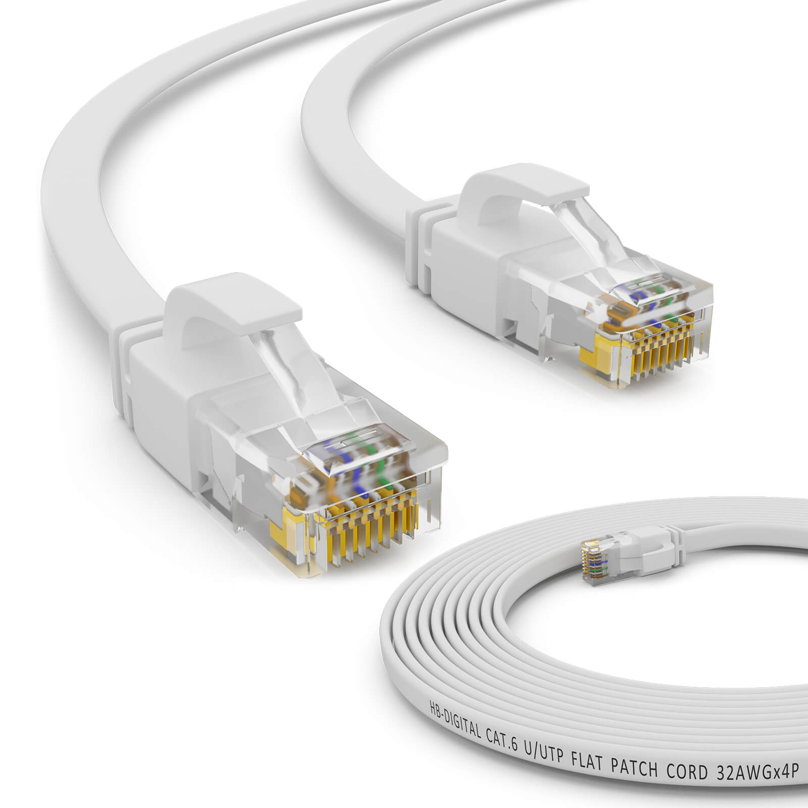 Weiße Netzwerkkabel mit Anschlüssen und ein aufgerolltes Kabel, isoliert auf weißem Hintergrund.