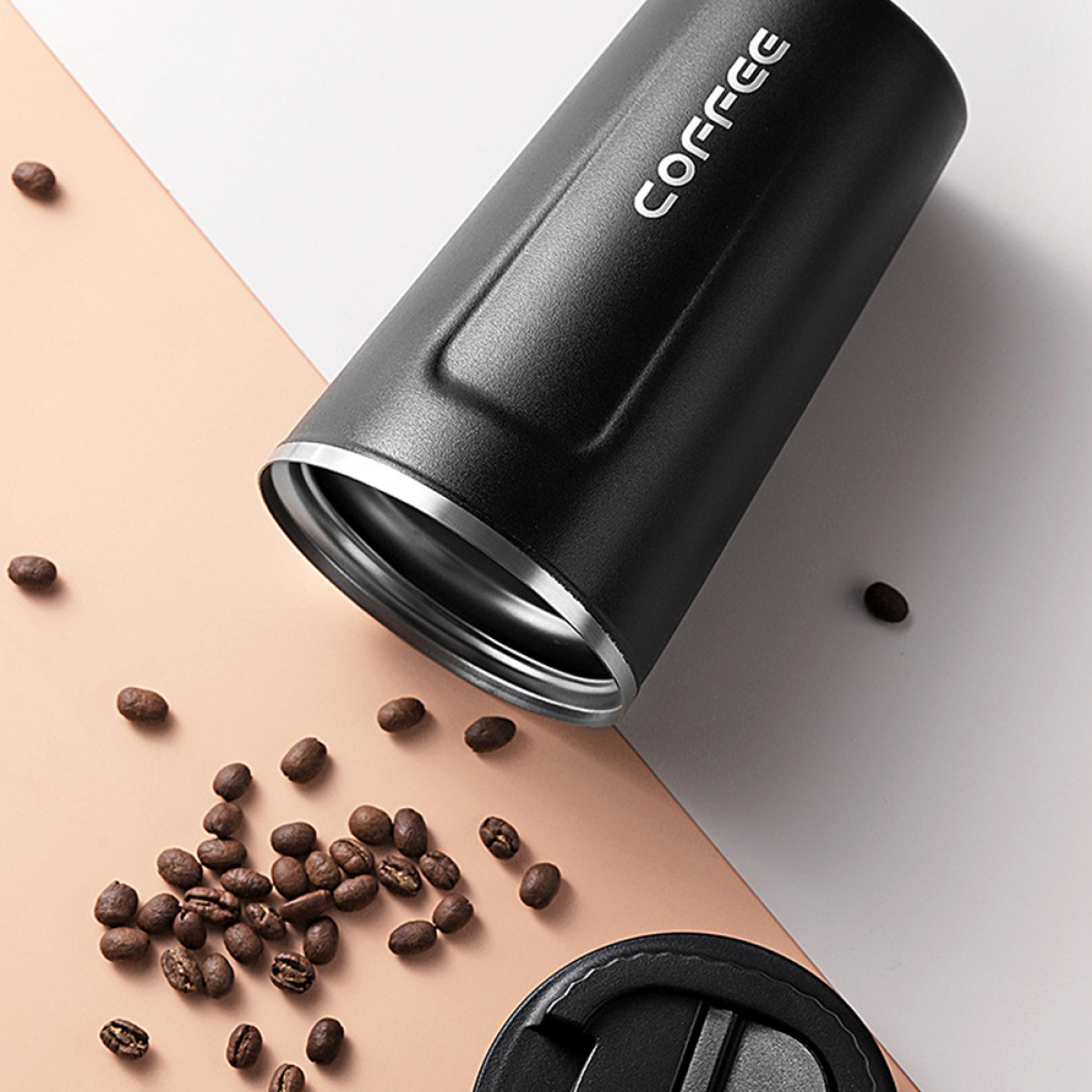 Schwarze Kaffee-Thermoskanne mit Kaffeebohnen und offenem Deckel.