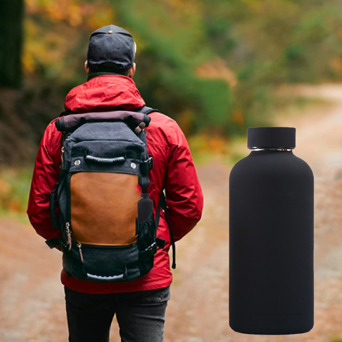 Ein Mann in roter Jacke und Rucksack geht auf einem Pfad. Eine schwarze Wasserflasche rechts.