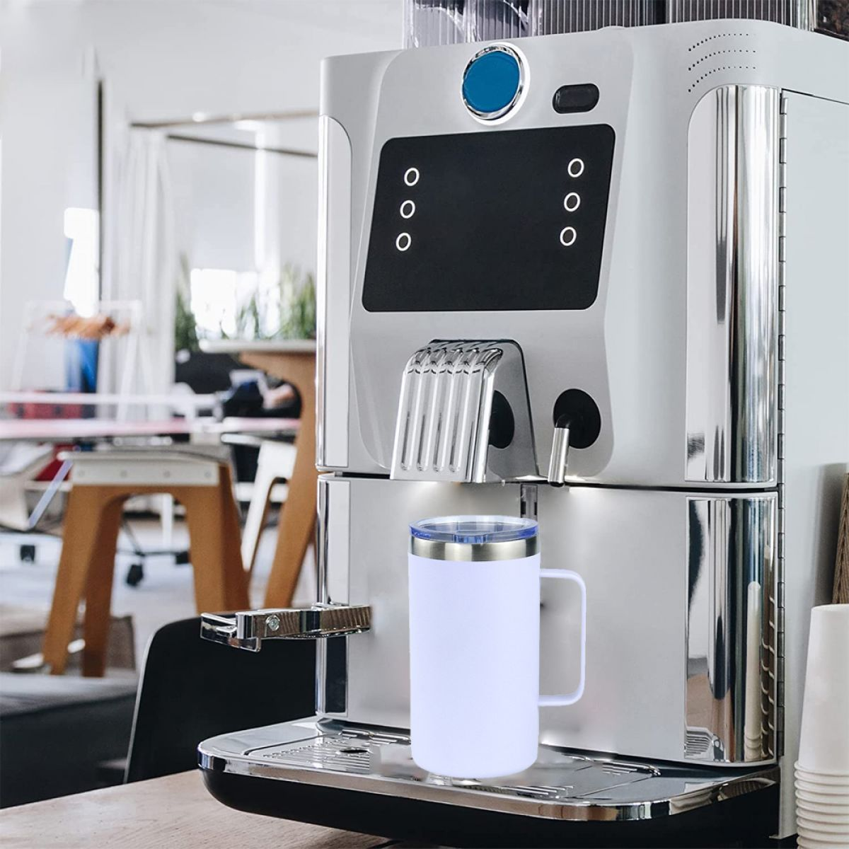 Kaffeemaschine mit weißem Becher. Edelstahlgehäuse, auf Holztisch.