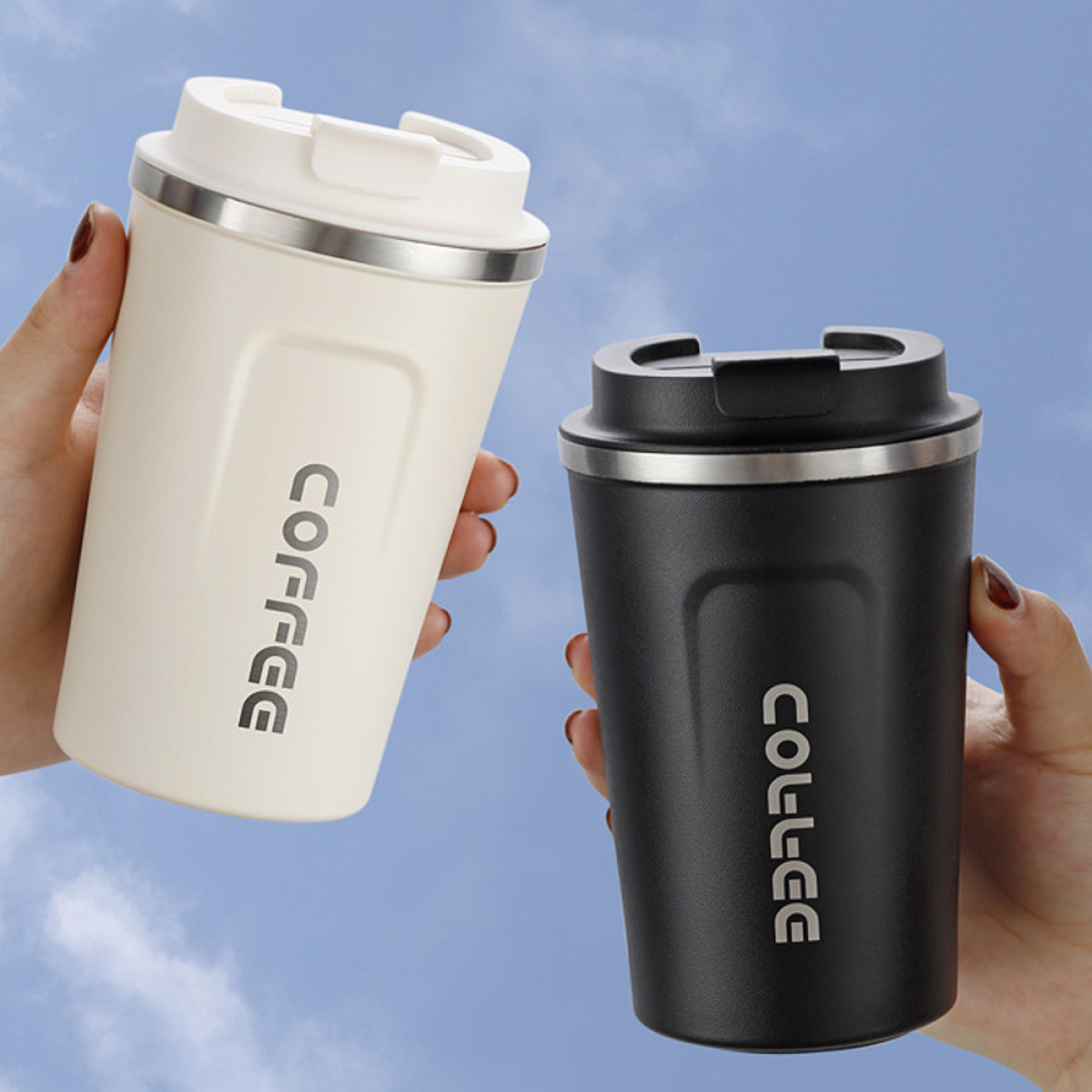 Zwei Hände halten Kaffeetassen. Eine Tasse ist cremefarben mit „COFFEE“. Die andere ist schwarz mit gleichem Text.