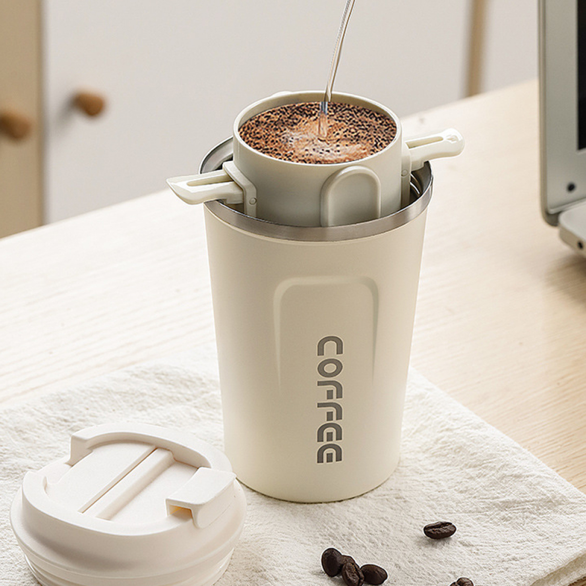 Kaffeemaschine, wobei Kaffee in eine Tasse gegossen wird. Weißer Hintergrund.