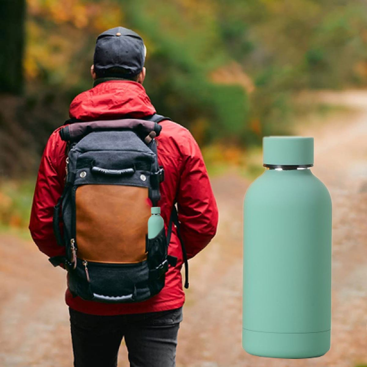 Person mit Rucksack und Wasserflasche. Waldhintergrund. Flasche ist grün.