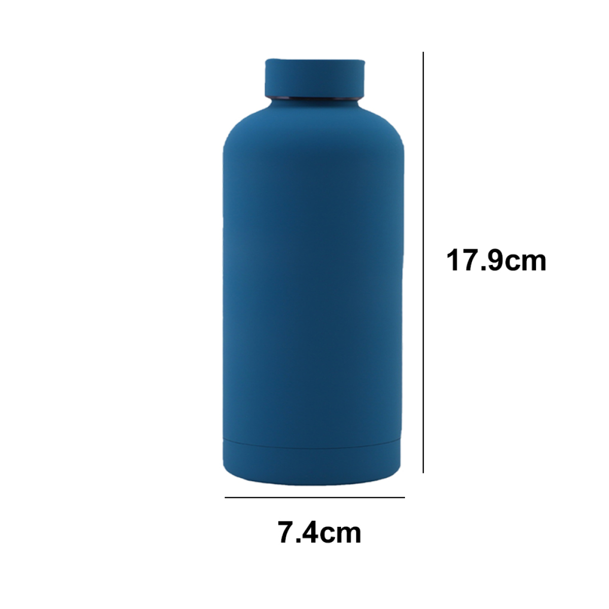 Blaue Wasserflasche mit Deckel. Abmessungen: 17,9 cm hoch, 7,4 cm breit. Weißer Hintergrund.