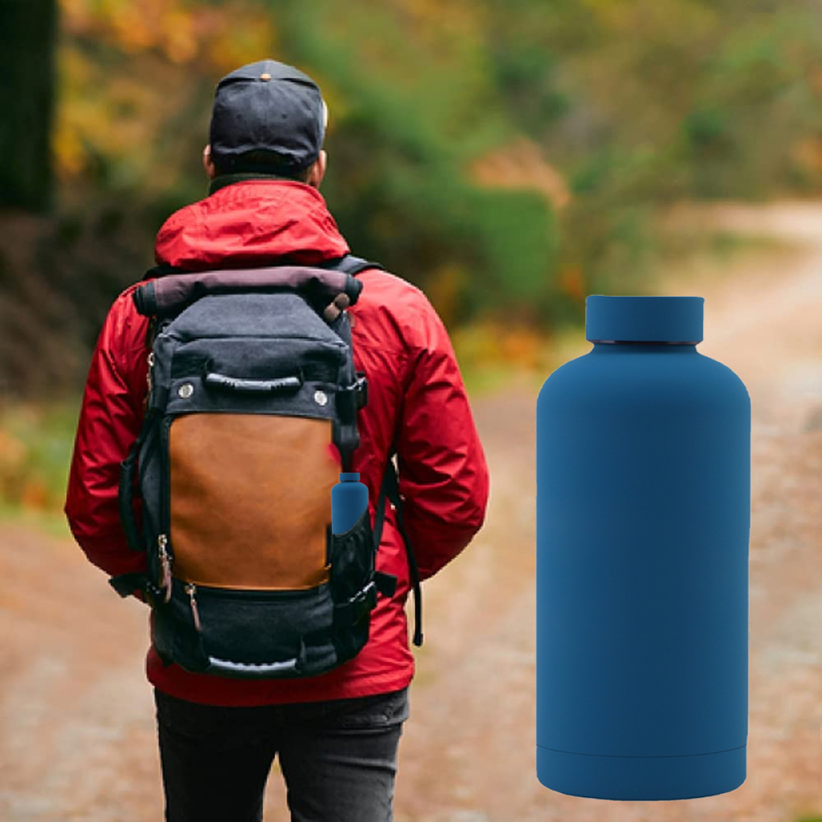 Person mit Rucksack und blauer Wasserflasche im Waldweg, weg von der Kamera.
