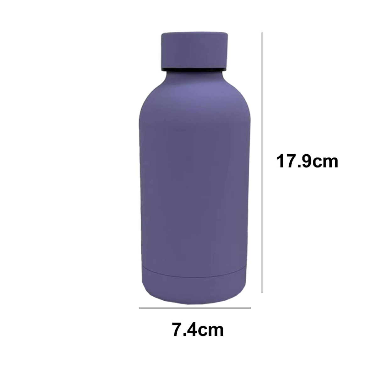 Eine lila Wasserflasche steht aufrecht mit angegebenen Abmessungen: 17,9 cm hoch und 7,4 cm breit.