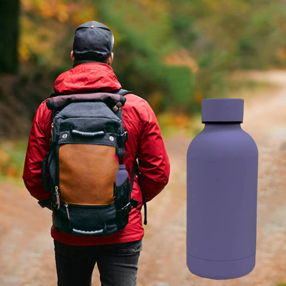 Eine Person mit Rucksack geht auf einem Pfad und trägt eine lila Wasserflasche in der Seitentasche.