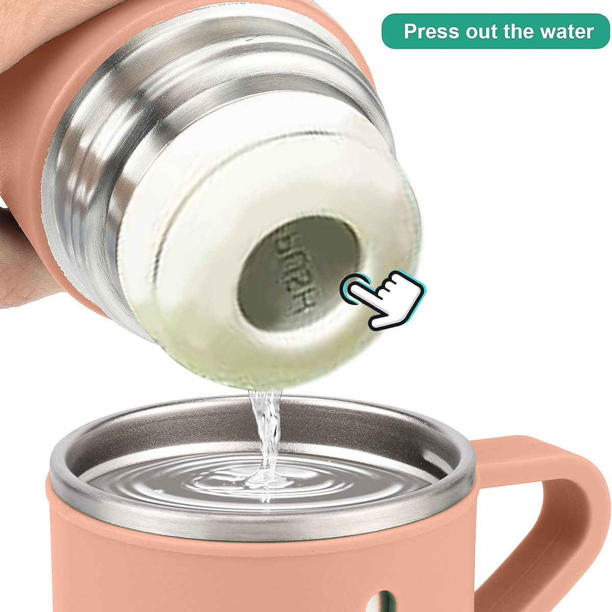 Person drückt Wasser aus einer Thermoskanne. Pfirsichfarbene Thermoskanne.