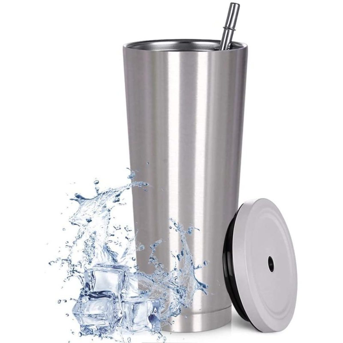Edelstahlbecher mit Eiswürfeln, Wasserspritzer, Strohhalm und weißem Deckel. Weißer Hintergrund.