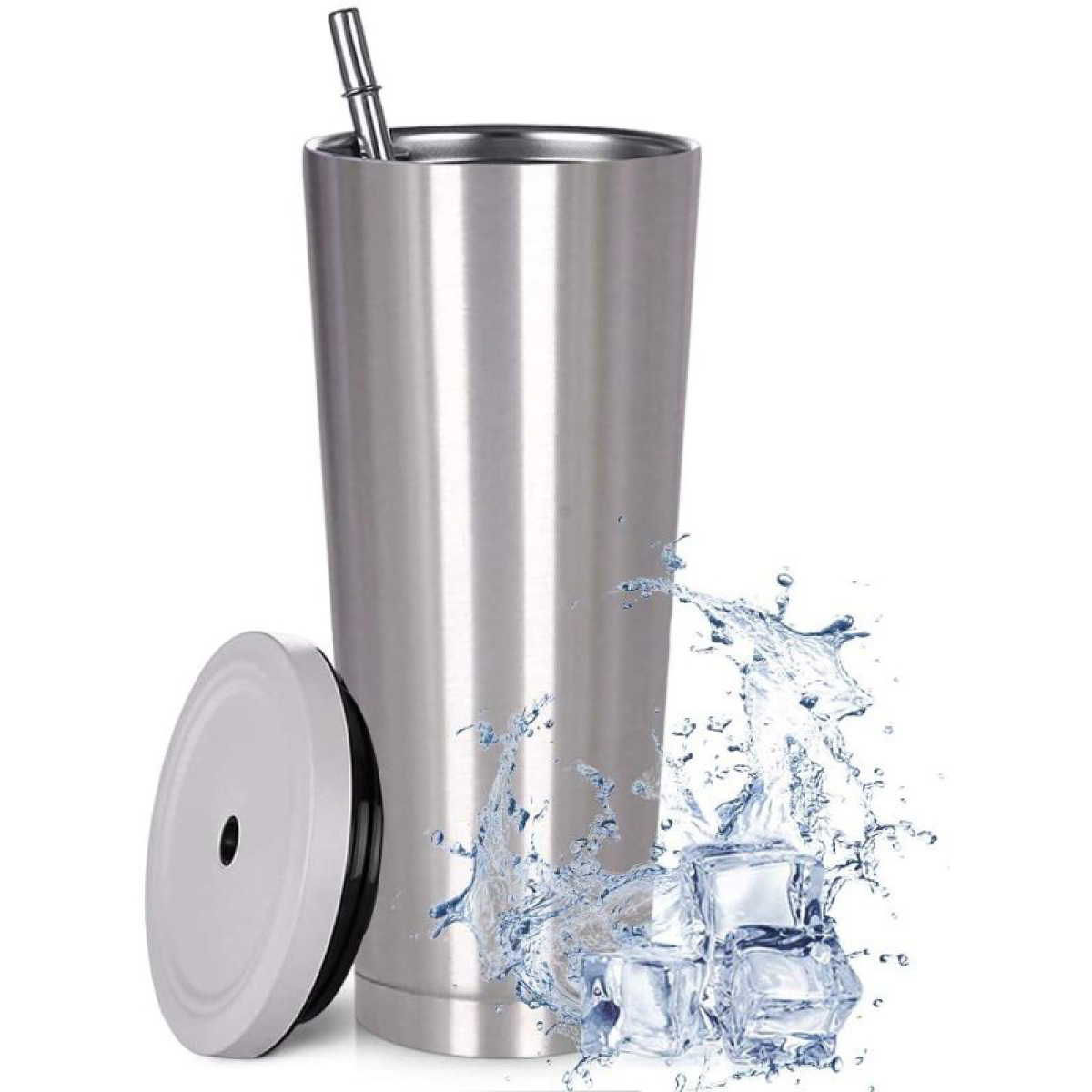 Silberner Becher mit Strohhalm, Deckel und Eiswürfeln mit Wasserspritzer. Weißer Hintergrund.