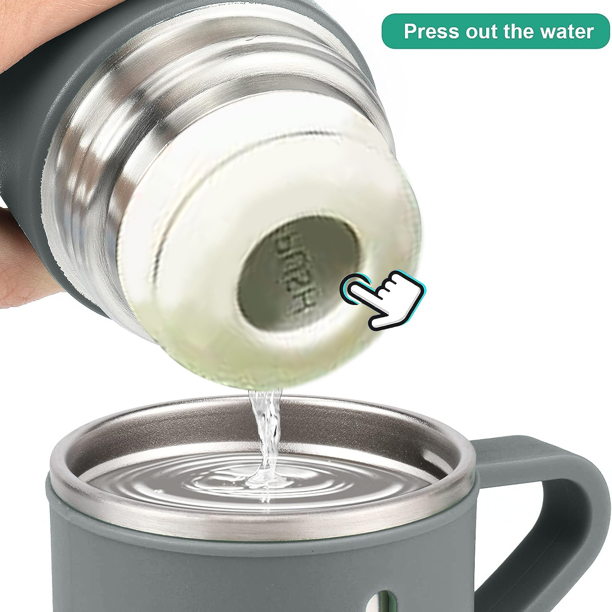 Gießen von Wasser aus einer Thermoskanne in einen grauen Becher, mit Finger auf dem Deckel.