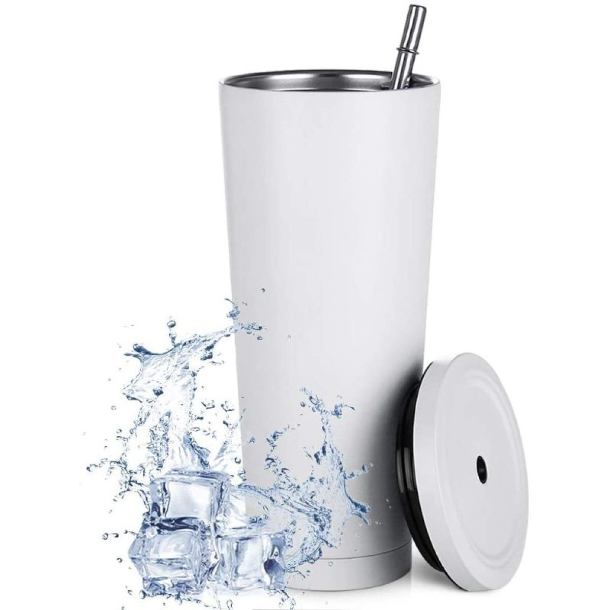 Ein weißer Becher mit Strohhalm und Deckel wird neben einem Wasserspritzer und Eiswürfeln gezeigt.