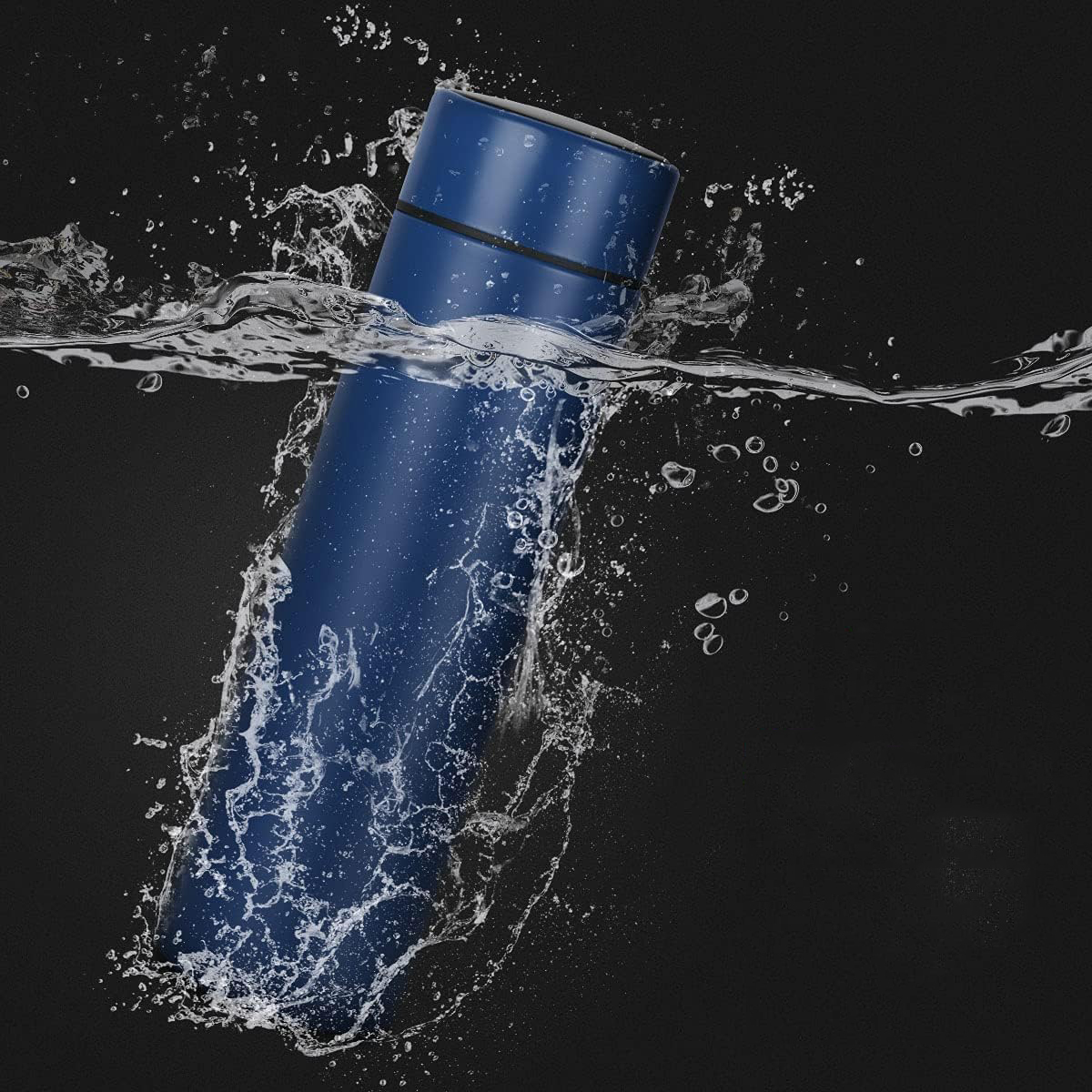 Blaue Wasserflasche im Wasser. Wasser spritzt um die Flasche. Schwarzer Hintergrund.