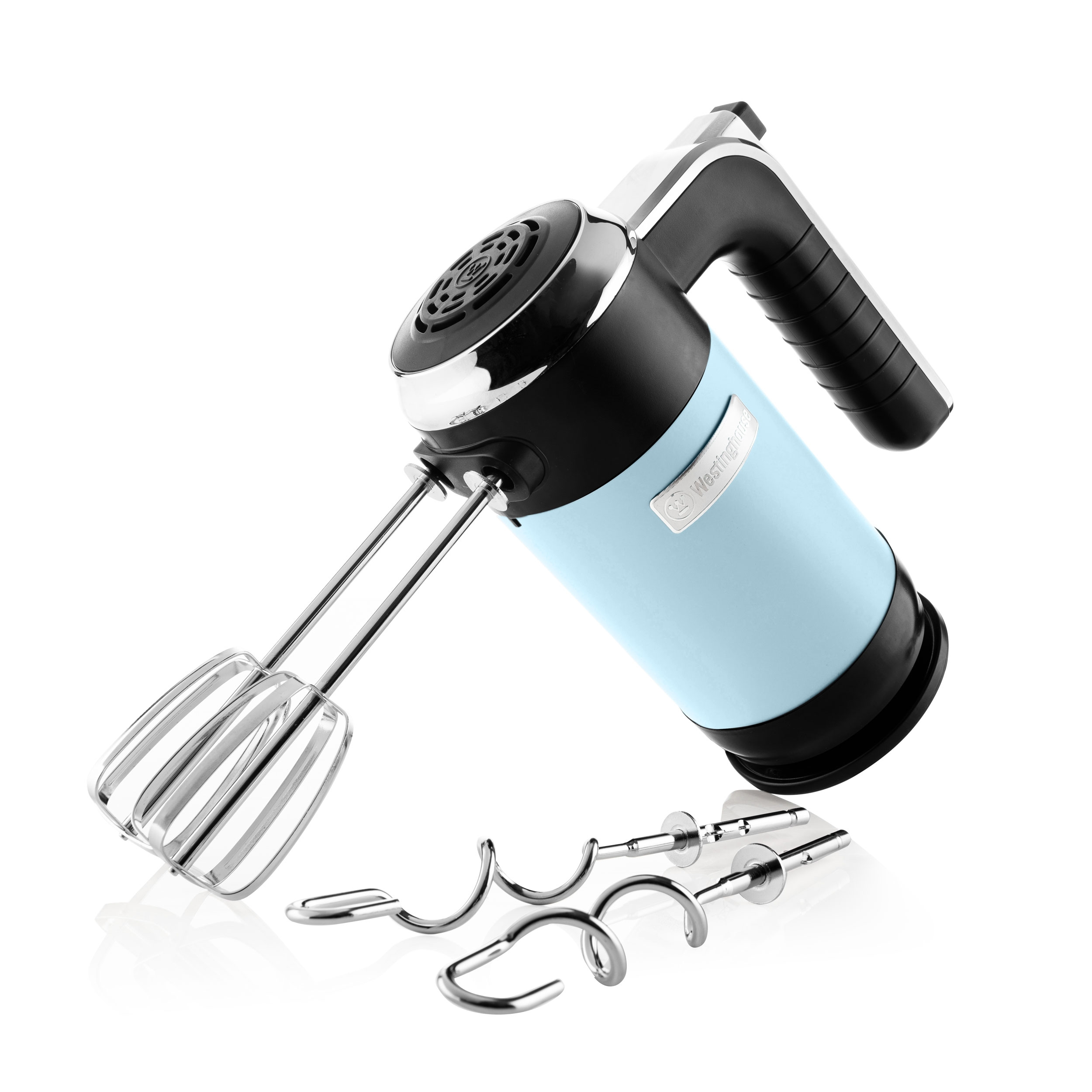 Ein hellblauer Handmixer mit schwarzen Akzenten und Aufsätzen, auf weißem Hintergrund.